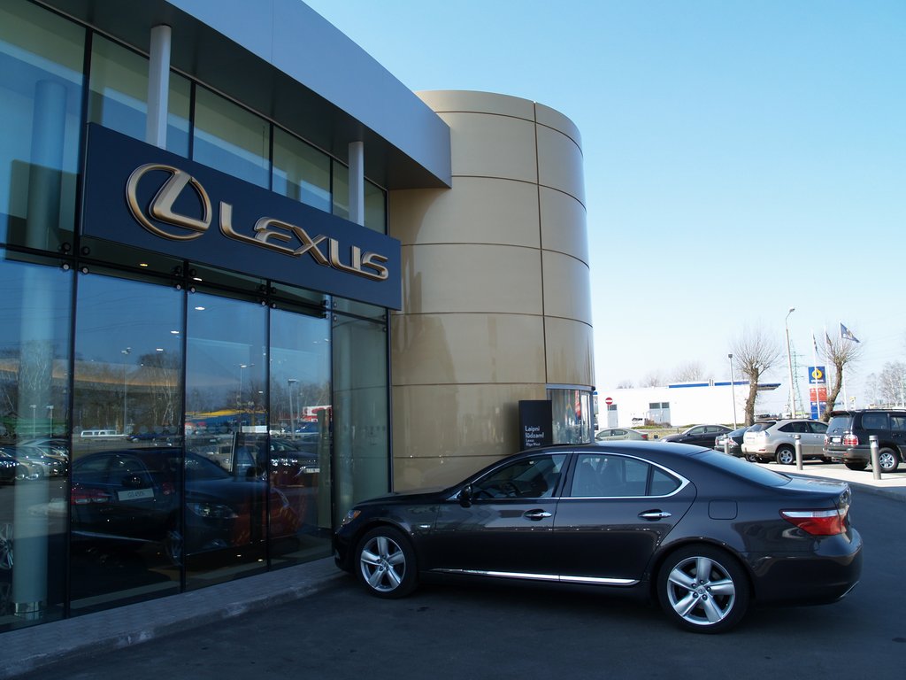 LEXUS centrs